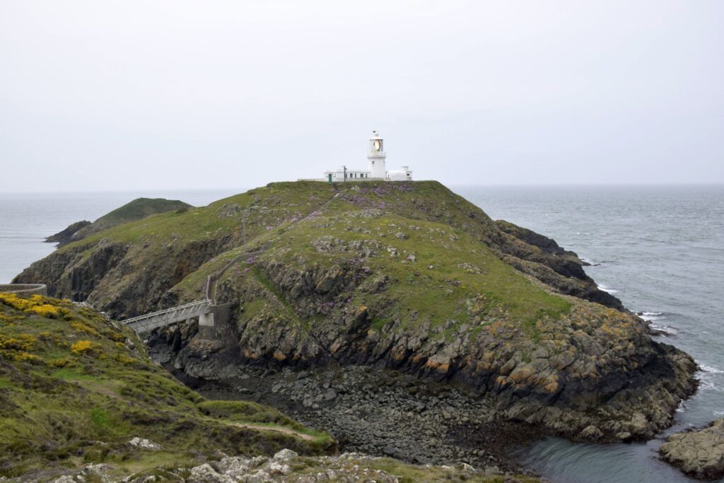 Strumble Head lighthouse (photo © Warren Kovach)